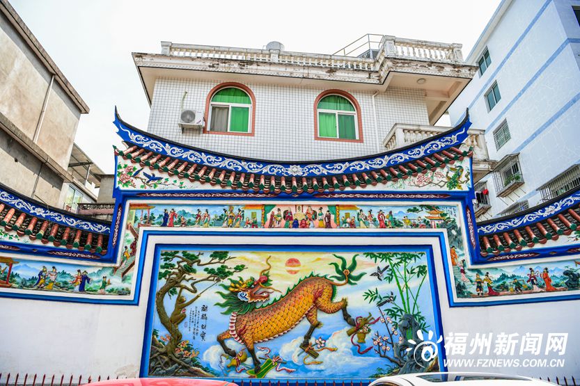 除了名人故居之外，螺洲镇内还分布着不少名胜古迹。螺洲天后宫、观澜书院、陈氏宗祠、泰山庙等也别具特色。观日赏月、迎风听雨，时间也给螺洲的名胜留下岁月的味道。