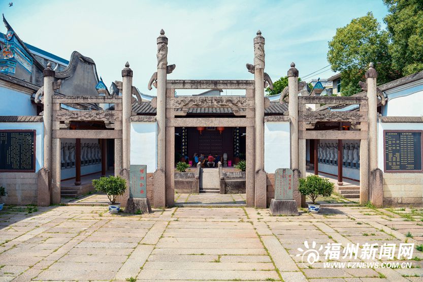 螺洲孔庙始建于明初，历经多次重修保存至今，是全国罕见的村镇文庙。明代以来数百年间，从螺洲镇走出的进士、举人多达百人，这种名臣高士、代不乏人的盛况也与当地浓郁的文风有关。