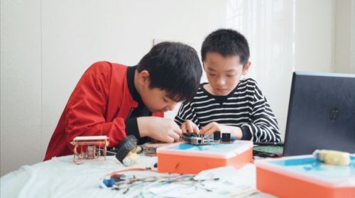 卢子钦、王子铭在进行作品设计