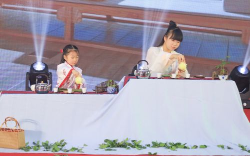 10-1：上官欣柠、苏玲小朋友的创意茶艺表演《共话少年梦 细品铁观音》