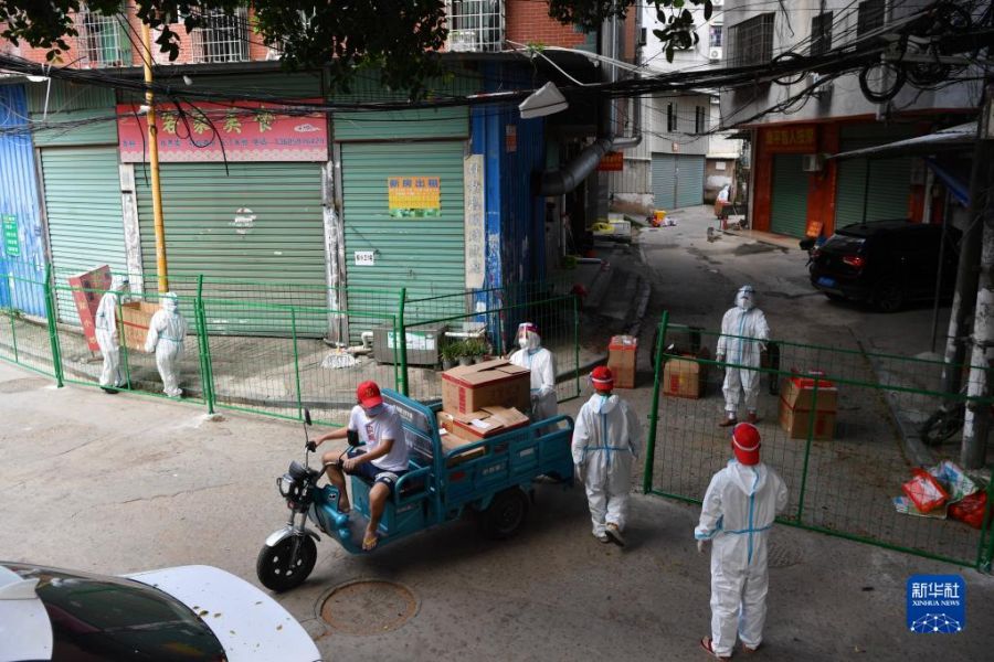 9月23日，在厦门市同安区祥平街道西湖社区山坪里，疫情防控人员为居家隔离的居民运送食品。新华社记者 姜克红 摄