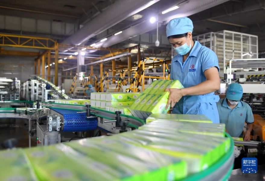 9月25日，恒安集团员工在包装流水线上检验产品。新华社记者 林善传 摄