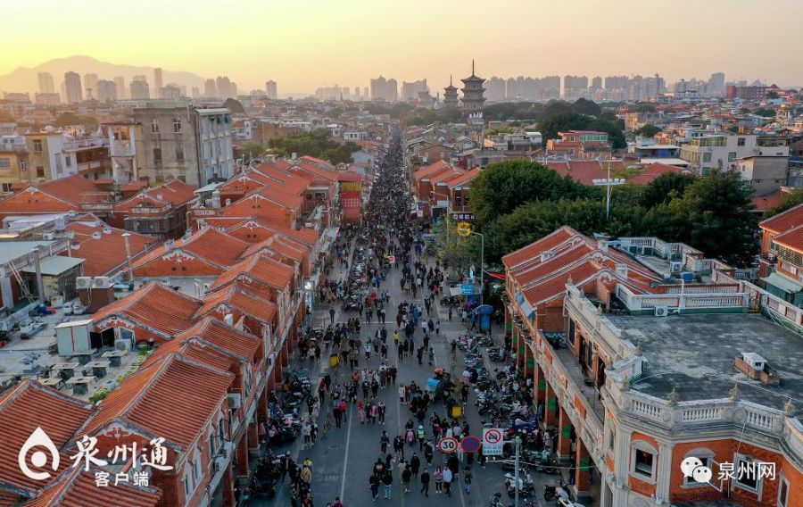 非遗文化与市井生活和谐共存，这就是泉州古城的魅力。（陈英杰 摄）