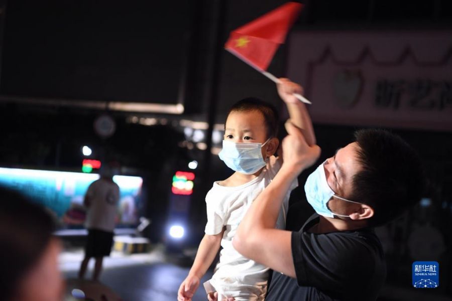 9月28日，厦门惠祥花园小区居民庆祝解除管控。新华社记者 姜克红 摄