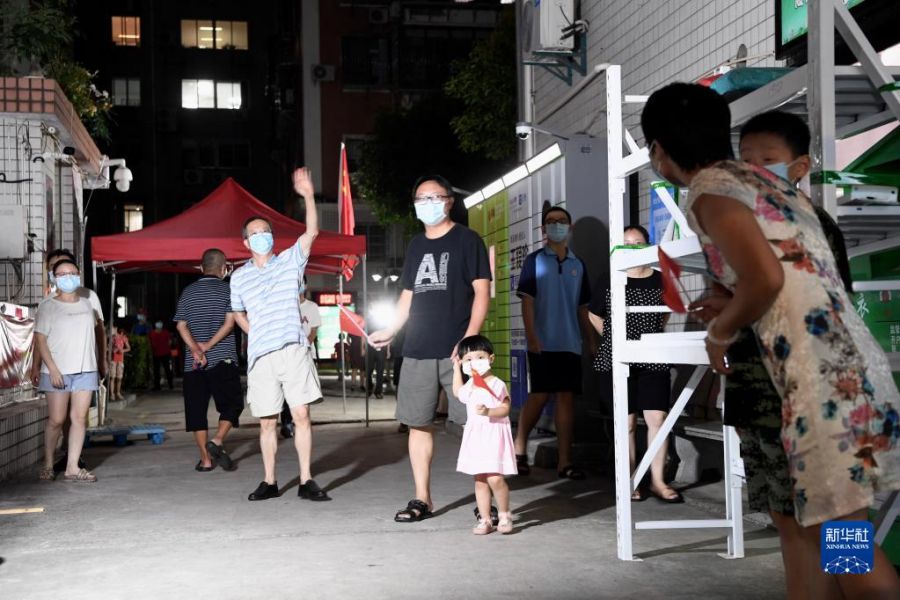 9月28日，厦门惠祥花园小区居民庆祝解除管控。新华社记者 姜克红 摄