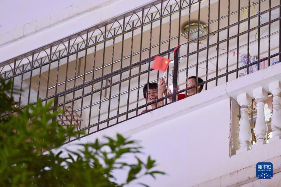 9月28日，厦门惠祥花园小区居民庆祝解除管控。新华社记者 姜克红 摄