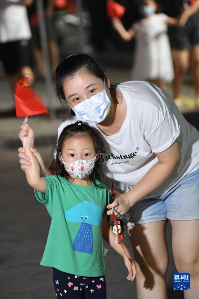 9月28日，厦门惠祥花园小区居民庆祝解除管控。新华社记者 姜克红 摄