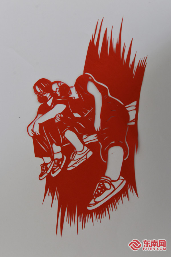 刻纸作品《做完一天核酸检测，医护人员并肩而睡》 林婉清 供图