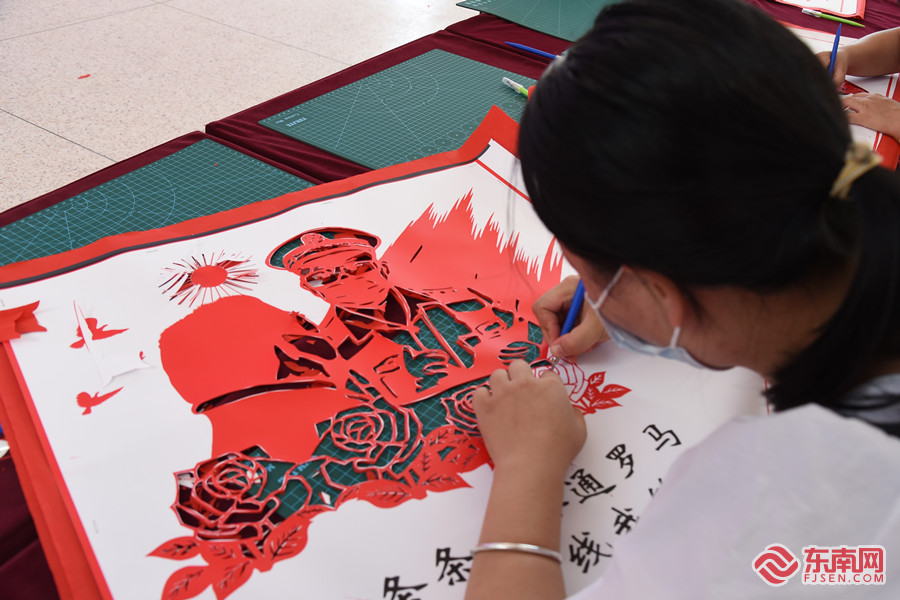 创作者用刻刀展示战“疫”故事。 林婉清 供图