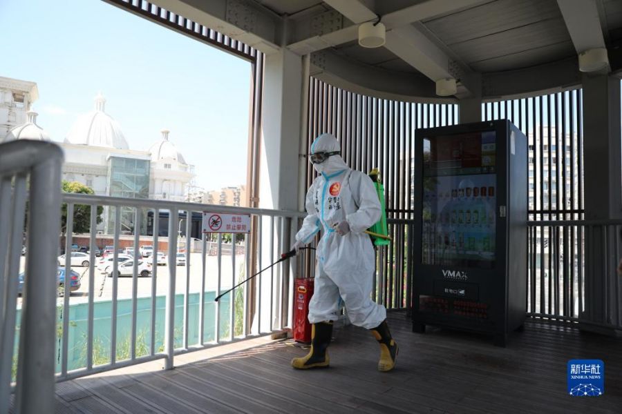 厦门市湖里区消防救援大队消防员在厦门山海健康步道的出入口进行消杀作业。新华社发（曾德猛摄）