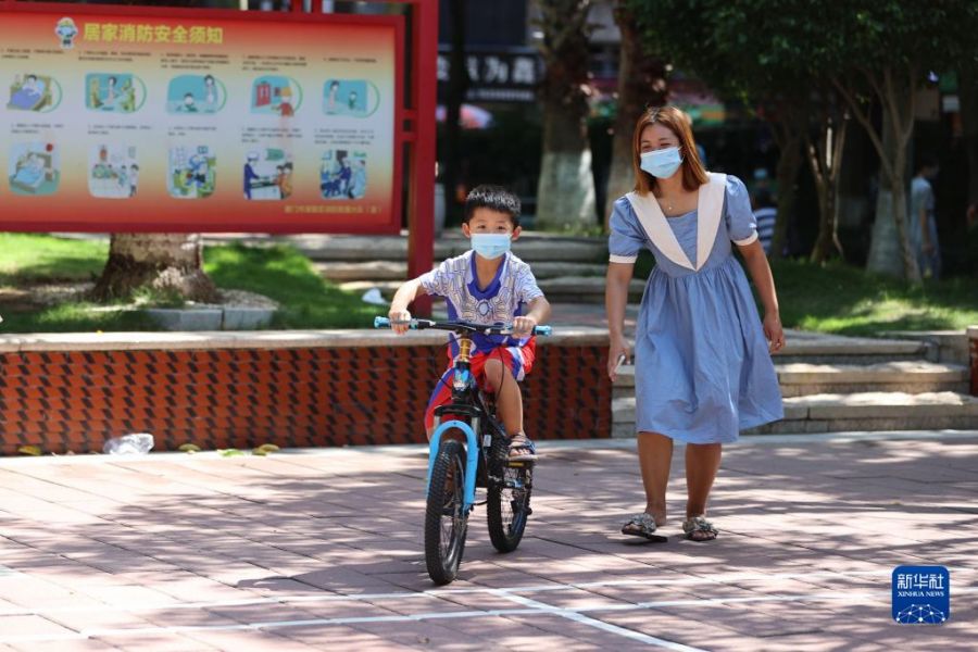 人们在厦门市湖里区“119”消防主题公园内游玩。新华社发（曾德猛摄）