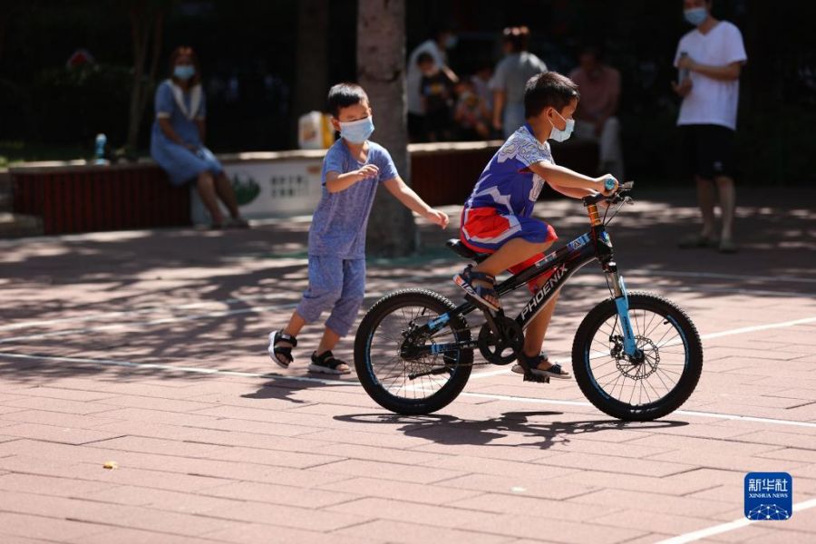 人们在厦门市湖里区“119”消防主题公园内游玩。新华社发（曾德猛摄）