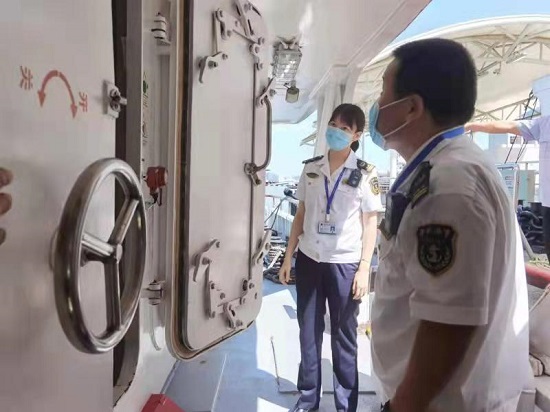 海事工作人员在检查船只 福建海事局供图