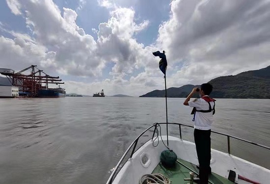 海事工作人员查看海上情况 福建海事局供图