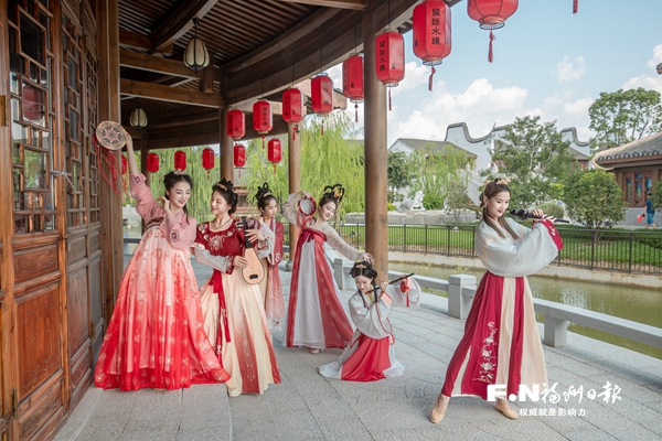 水镇内的文艺表演古韵十足。（闽越水镇供图）