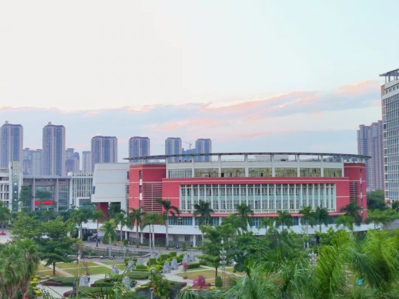 闽南师范大学：云天收夏色，木叶动秋声；朝露洗净江边草，凉风习习天渐寒。云深明媚，调出氤氲秋色盈满玉桂枝头。