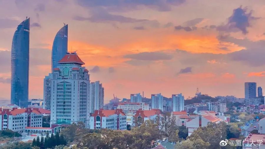 厦门大学：秋日，厦门大学的天空变成油画幕布，热烈的红、温柔的粉、浪漫的紫、惬意的黄，每晚“上新”的多彩天空，引人频频驻足。


