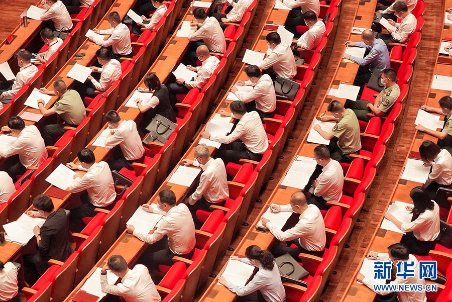 大会上，党代表们认真听取报告。新华网发（林楷煜 摄）