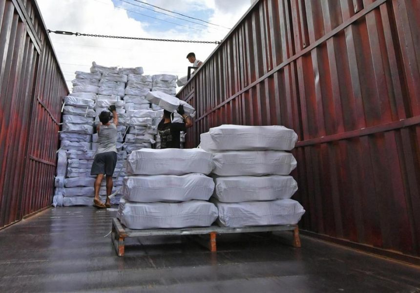 10月8日，在福建省泉州市泉港区山腰街道泉州市博广轻纺有限公司二厂，工人在装载纺织产品。（林弘梫 摄）