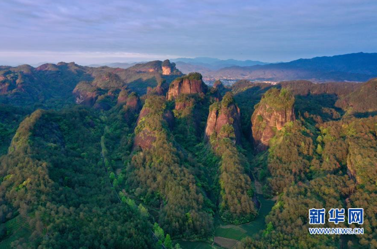 夕阳照射下的武夷山国家公园丹霞群峦。新华社记者 姜克红 摄