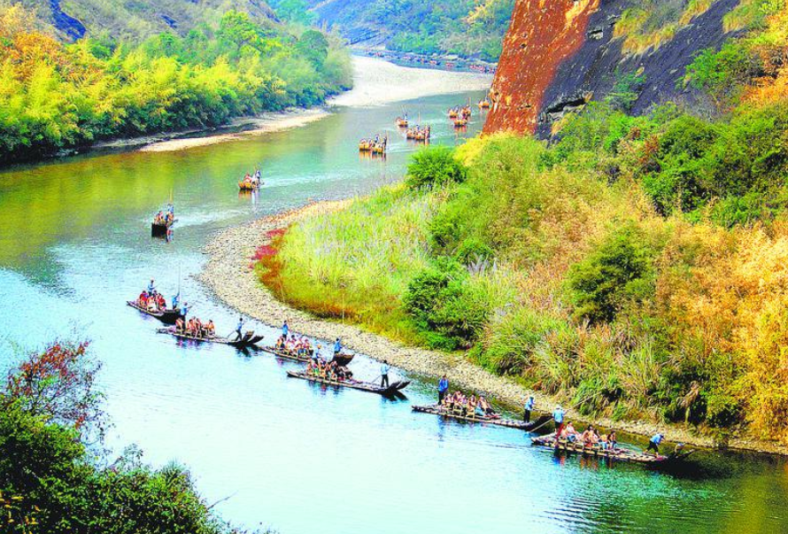 游客乘竹筏游览九曲溪。福建日报记者 赵锦飞 通讯员 余泽岚 摄