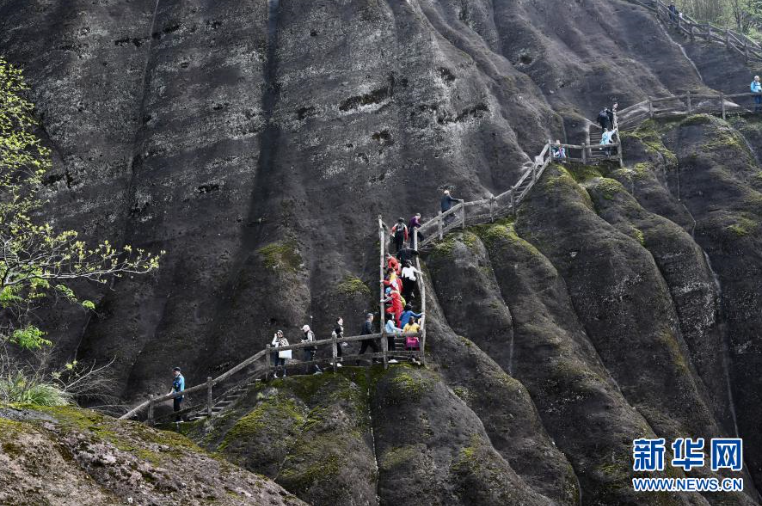 游客在武夷山国家公园天游峰景区登山赏景。新华社记者 姜克红 摄