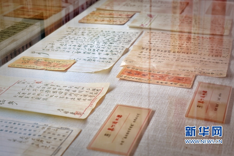 侨批是旅居海外的华侨华人寄送国内侨眷的书信与汇款的合称，又称“银信”，被盛赞为中国“20世纪的敦煌文书”。新华网发（林楷煜 摄）