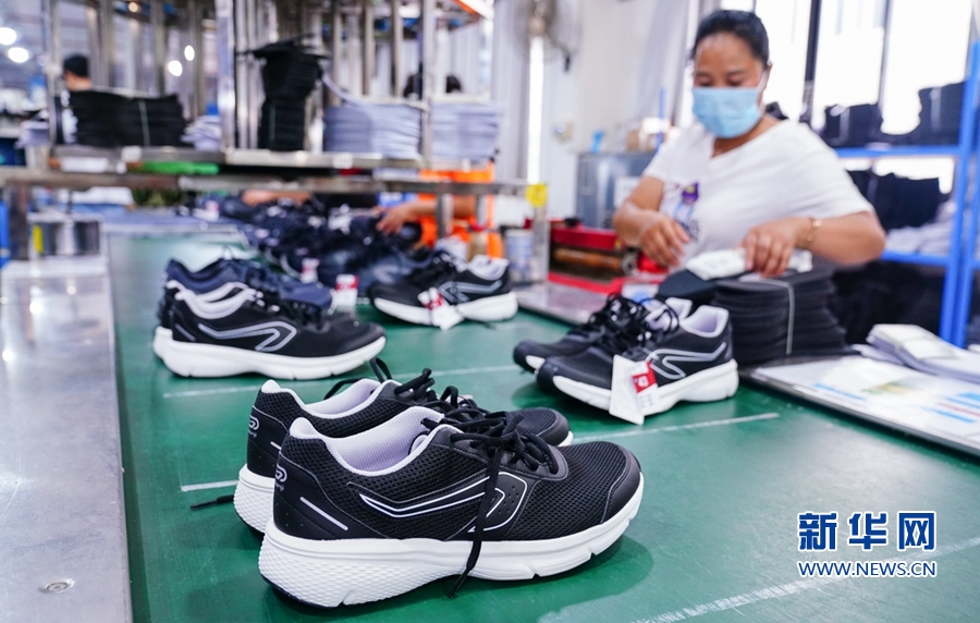 福建省莆田市双源鞋业有限公司生产车间，工人在装配鞋子。新华网 肖和勇 摄