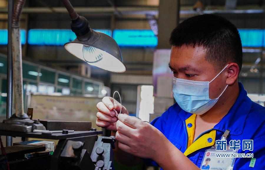 福建东亚机械有限公司生产车间，工人在检查活塞环精度。新华网 肖和勇 摄