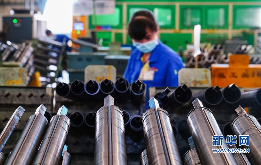 福建东亚机械有限公司产品生产车间，工人在检查产品。新华网 肖和勇 摄