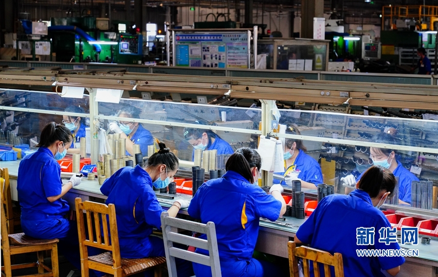 福建东亚机械有限公司产品检验车间，工人在对产品进行出厂检查。新华网 肖和勇 摄