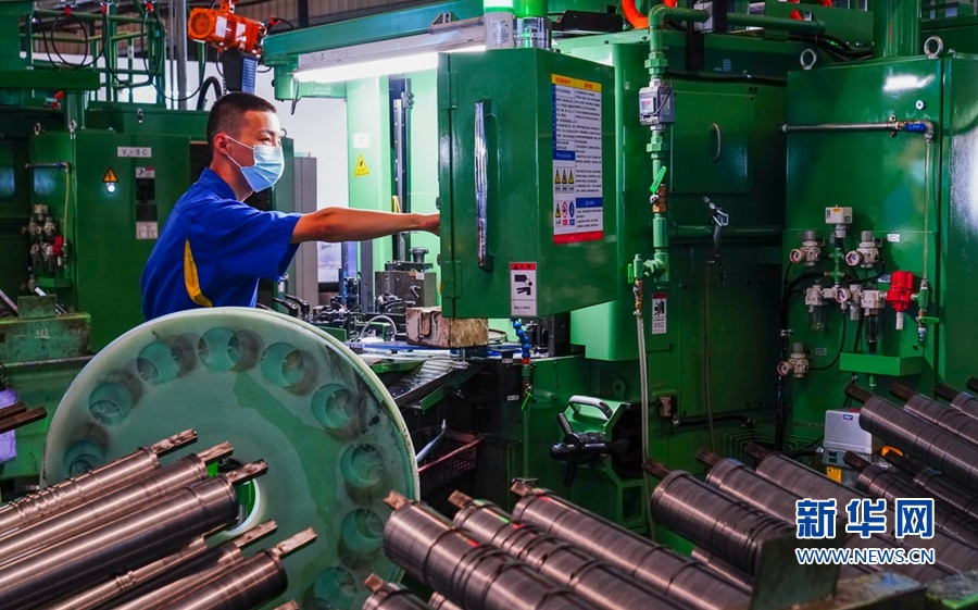 福建东亚机械有限公司生产车间，工人在进行活塞环双端面削磨作业。新华网 肖和勇 摄