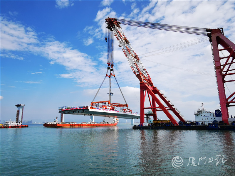 翔安大桥跨海桥梁中有4.2公里的上部结构采用预制钢箱梁，共36个节段。此次吊装的钢箱梁长108米、宽39.4米、高3.5米，由12个小节段拼接而成，重2837吨，通过4000吨级浮吊一次性完成吊装。