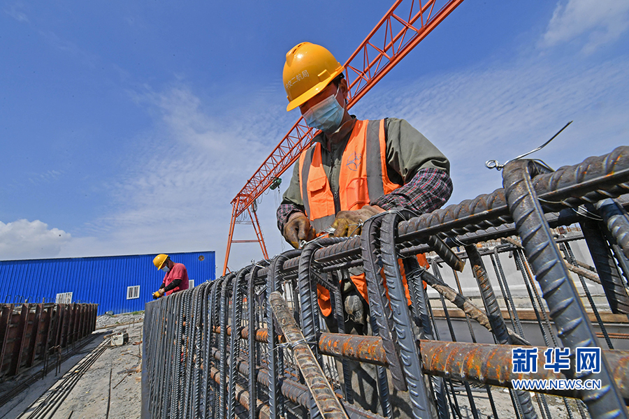 10月19日,在福建省泉州市泉港区福建中燃湄洲湾能源项目现场,工人在捆绑引桥空心板钢筋。新华网发(林弘梫 摄)