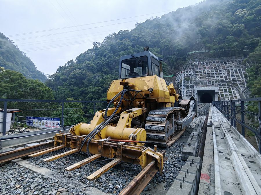 途经闽赣两省14个革命老区县的兴泉铁路全线铺轨贯通