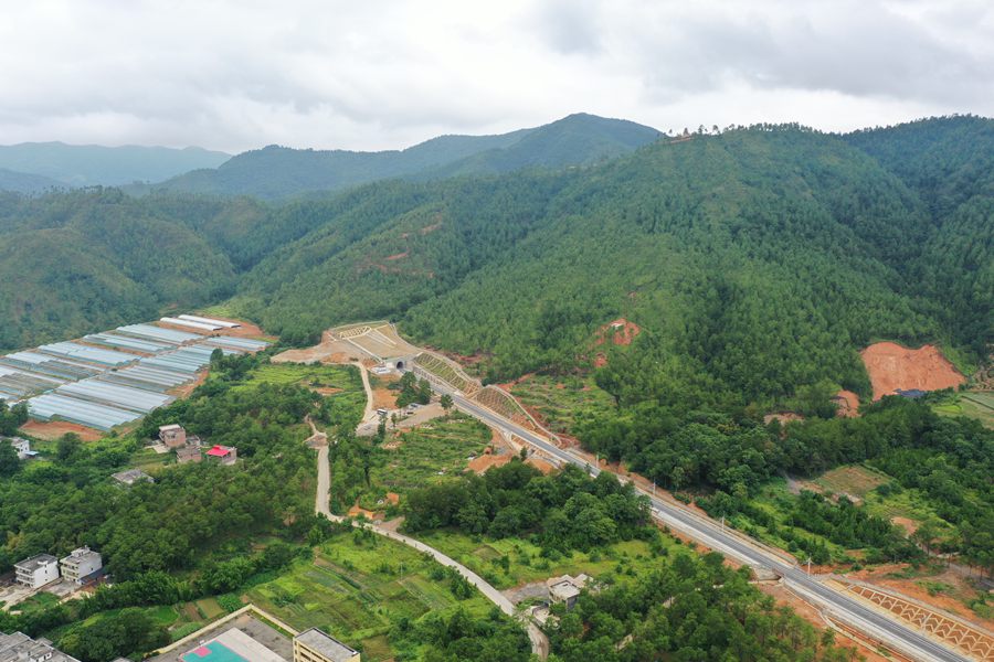 途经闽赣两省14个革命老区县的兴泉铁路全线铺轨贯通