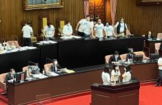 台立法机构总质询再起战火！蓝营民代占主席台 要苏贞昌为防疫失能道歉
