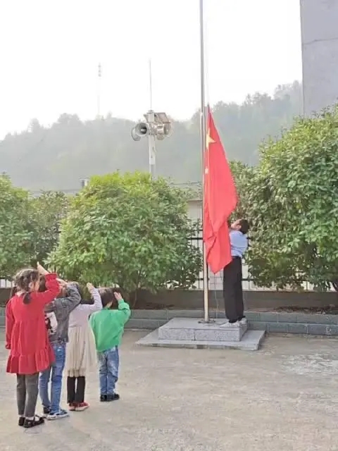 湖北一乡村全校仅1名老师4名学生每周升国旗，泪目！