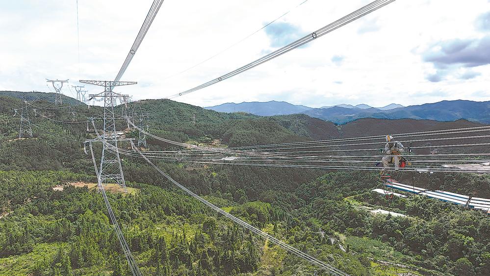 福建首次成功实施同塔双回特高压线路带电作业