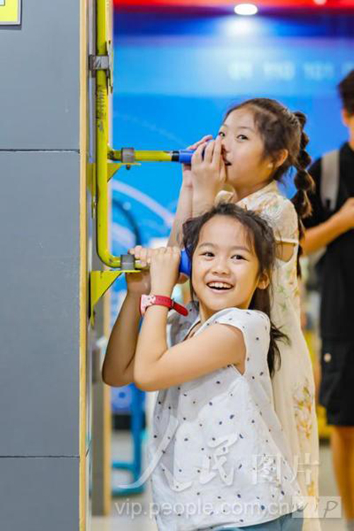 8月1日，在福建省福州市鼓楼区的福建省科技馆，孩子正在体验科普装置。