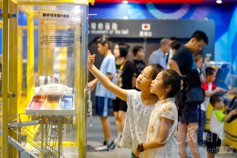 8月1日，在福建省福州市鼓楼区的福建省科技馆，孩子正在体验科普装置。