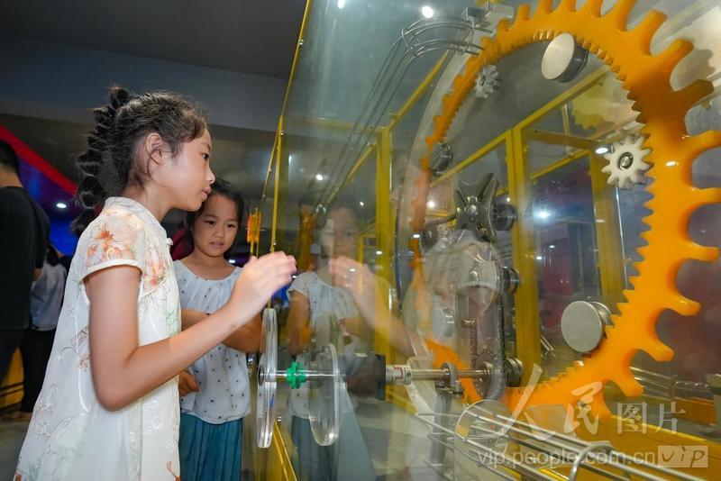 8月1日，在福建省福州市鼓楼区的福建省科技馆，孩子正在体验科普装置。