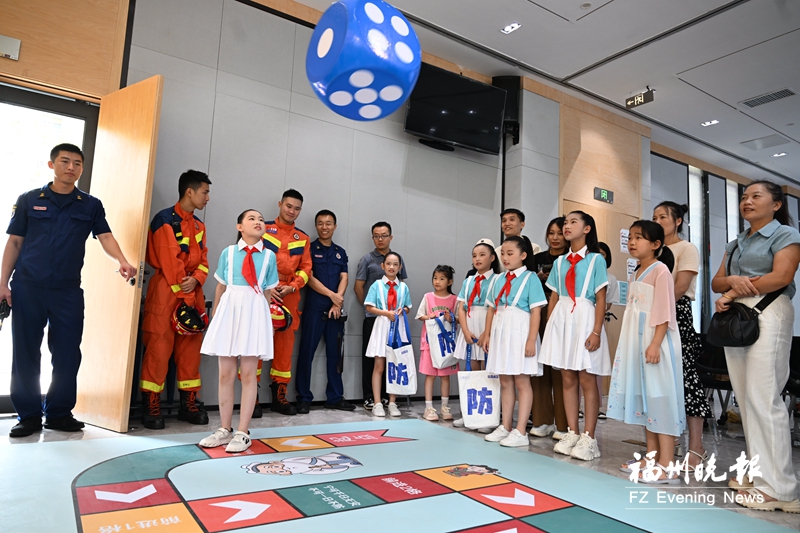 居民和学生参与互动游戏。记者 叶诚 摄
