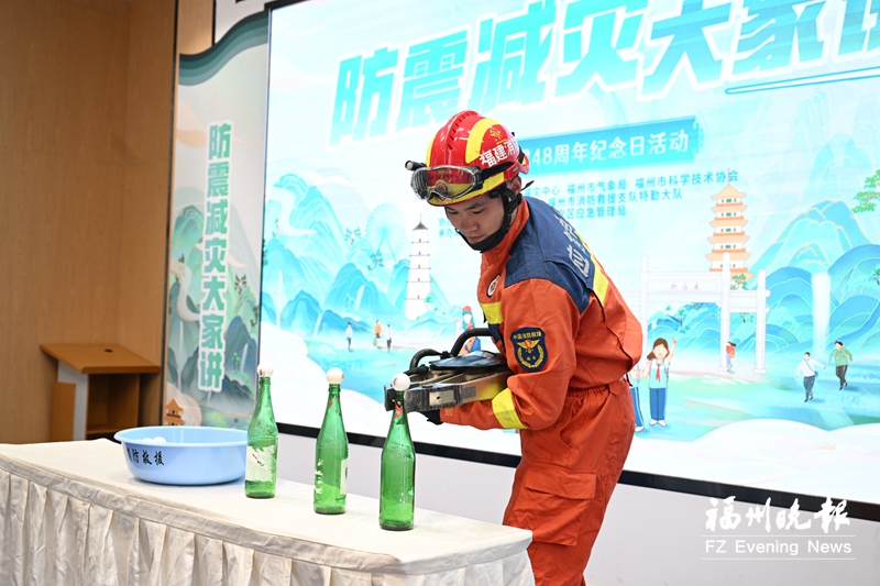 消防救援人员演示地震救援破拆技巧。记者 叶诚 摄