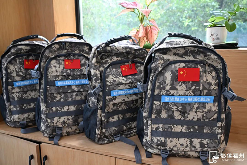 福州市防震减灾中心和福州日报社联合推出家庭版防震减灾应急包。记者 叶诚 摄