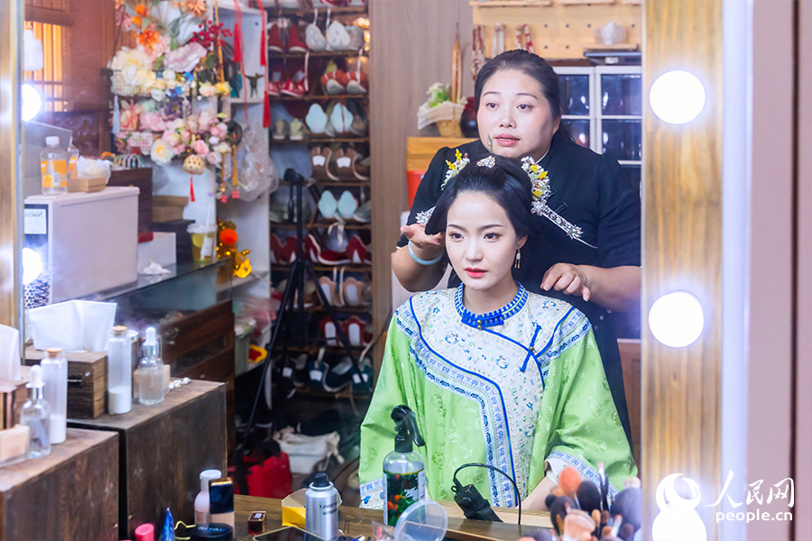 汉服妆造师黄秋辉正进行“三把刀”妆造。人民网记者 焦艳 摄