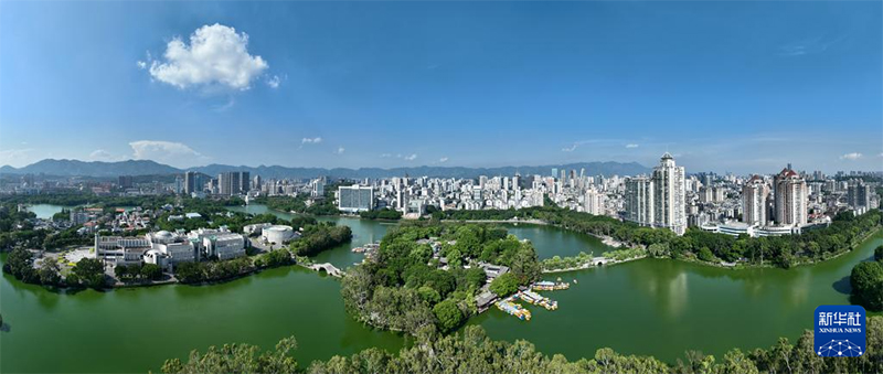 这是8月7日拍摄的福州西湖及周边城市景观(无人机全景照片)。新华社记者 姜克红 摄