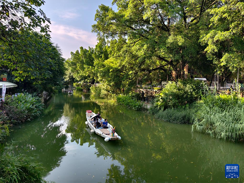 8月7日,参观者乘船游览福州白马河。新华社记者 姜克红 摄