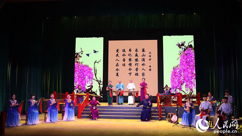4名福州评话演员风格各异，轮番上场，13个福州伬艺演员自弹自唱，形式鲜活。人民网 谢星宇 摄