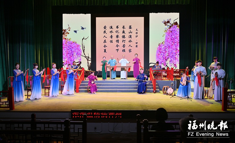 《滴水人家》在福州评话伬艺传习所精彩上演。图为表演现场。记者 张旭阳 摄